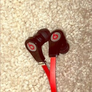 red beats earbuds!! ❤️